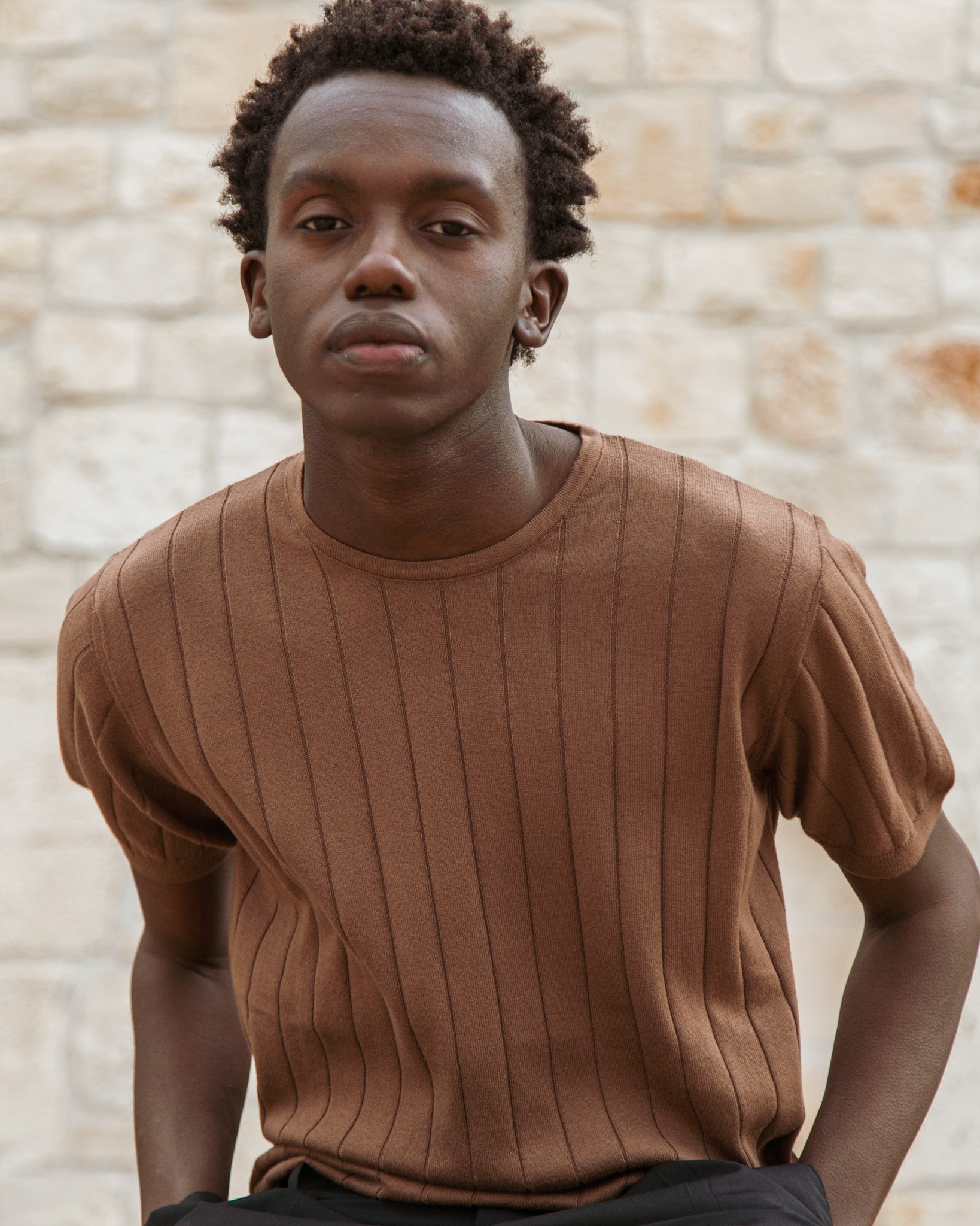 Adriano - T-shirt en maille côtelée marron foncé