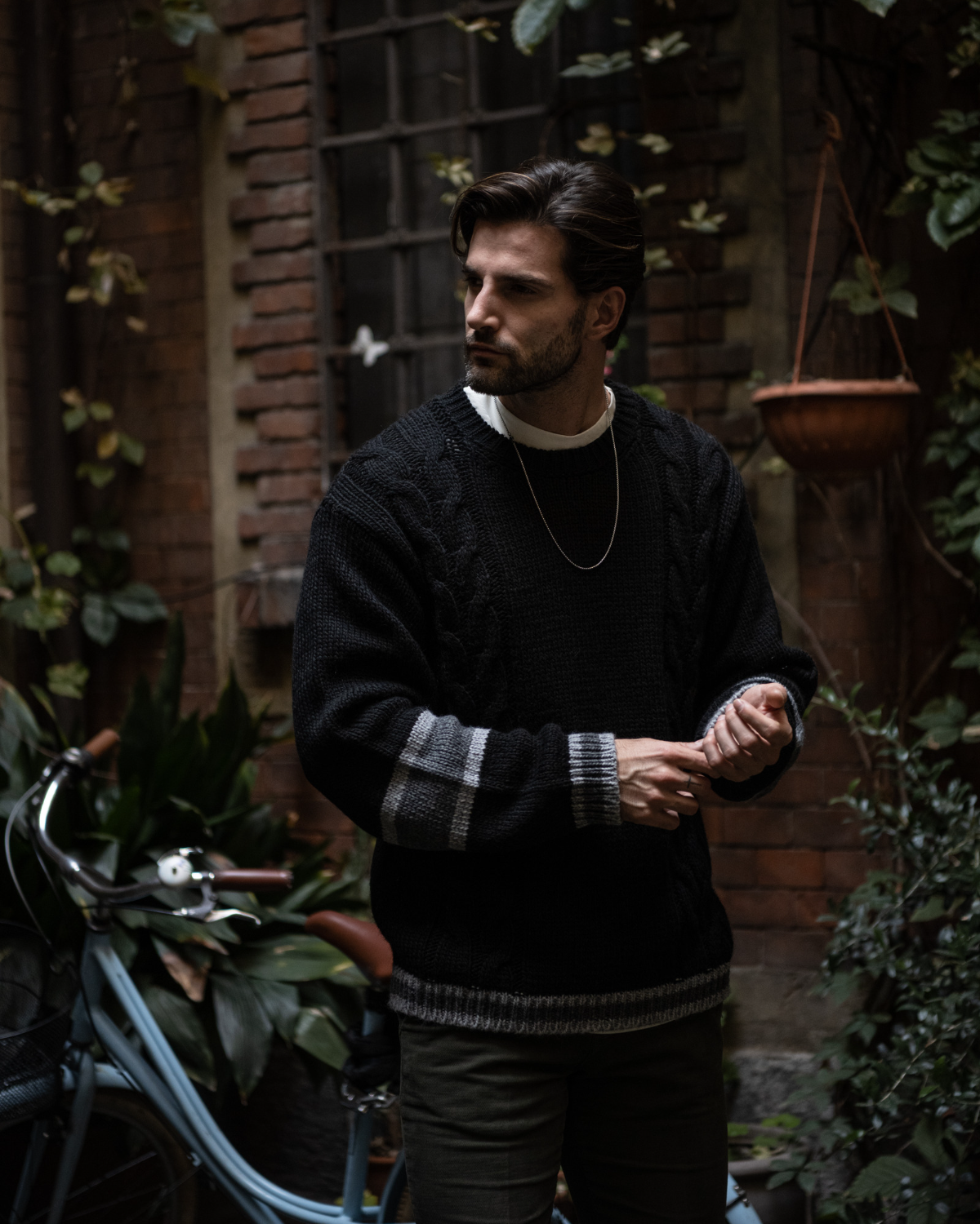 Edam - maglione nero con trecce laterali