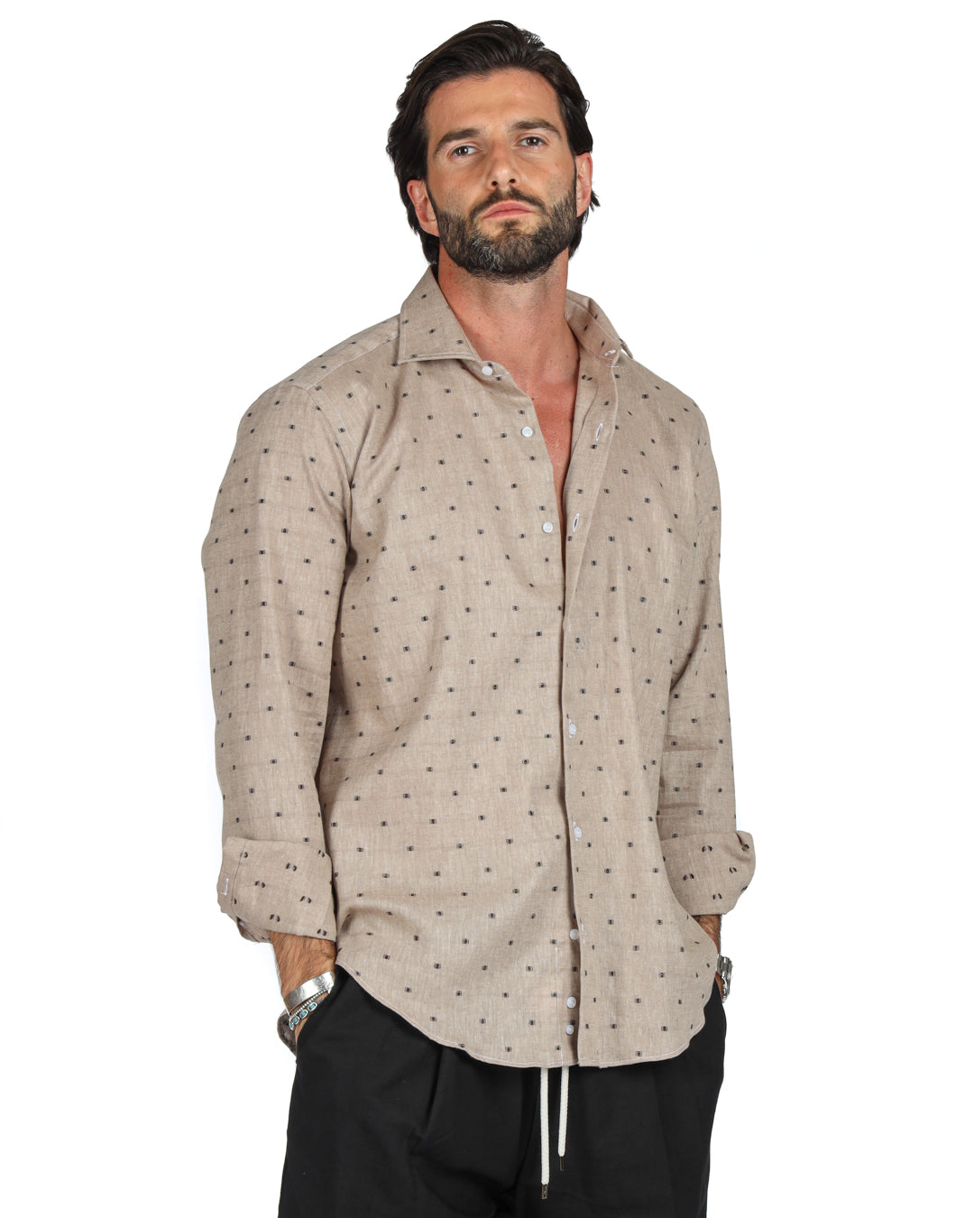 Salina - Camicia classica fango con ricami marroni in lino