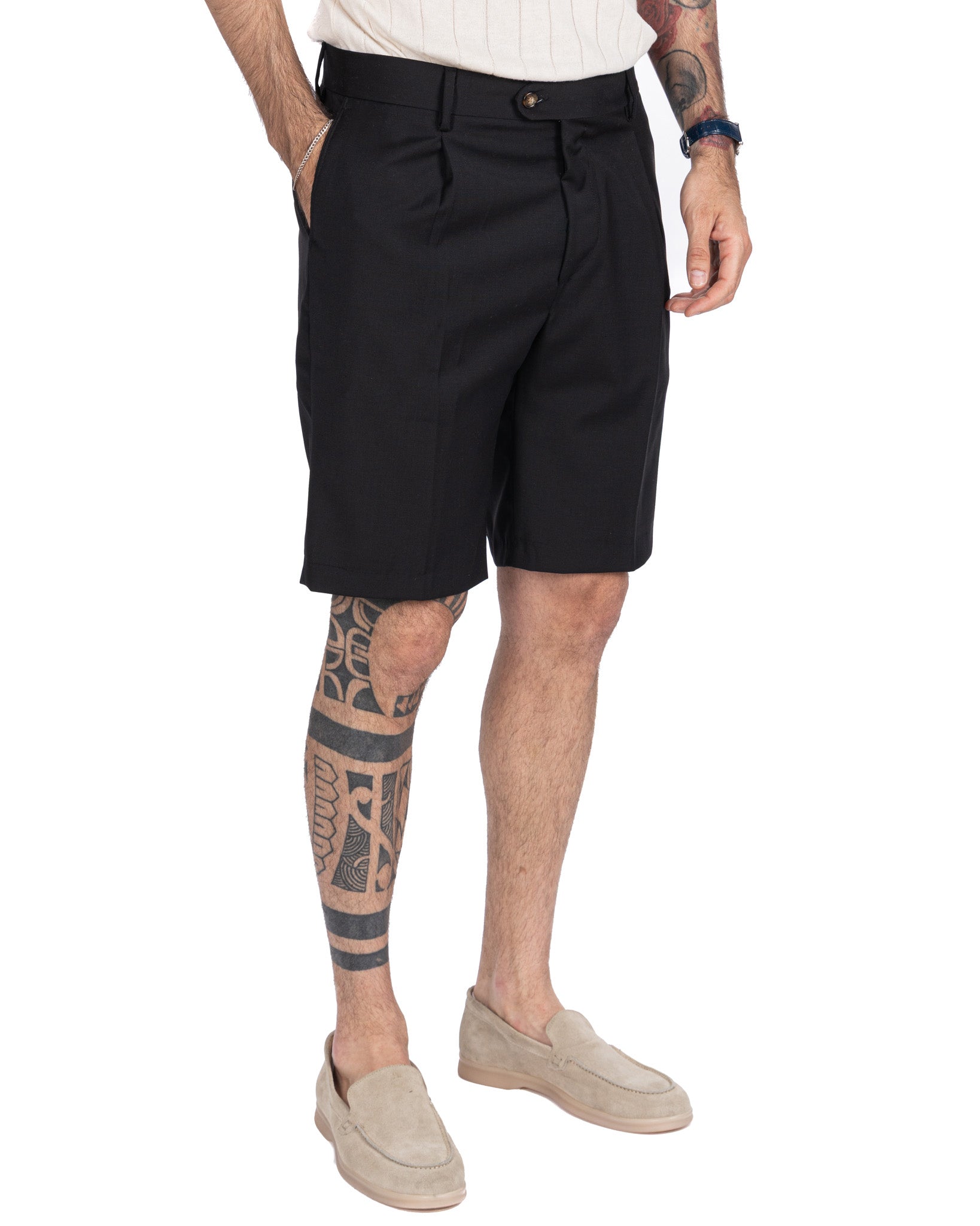 Colton - High-waisted Bermuda shorts with pleats in black