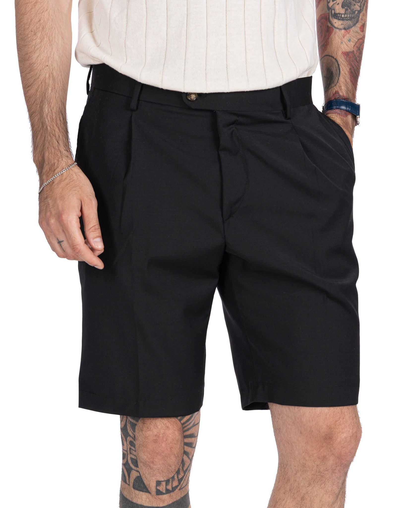 Colton - High-waisted Bermuda shorts with pleats in black